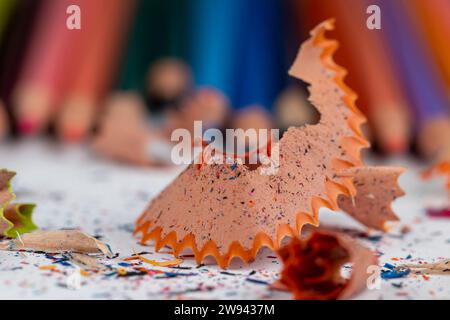 Scharfer Bleistift in verschiedenen Farben auf Papier Nahaufnahme, Schulbedarf Buntstifte auf Papier Stockfoto