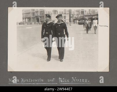 Zwei Seeleute, 1942 Fotografie zwei Seeleute von der Kriegsmarine (Heinz Konwitz und Felix Kurze) Walk in Scheveningen, 6. August 1942. Foto unten rechts auf Seite 20 aus dem Fotoalbum der Kriegsmarine. Scheveningen fotografische Unterstützung Gelatine Silberdruck Firma, Einheit, Truppe  Militärdienst. Seemann Scheveningen Stockfoto