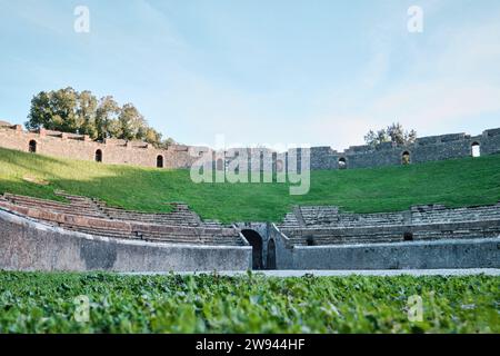 Neapel, Italien - 8. November 2023: Das Amphitheater von Pompeji ist eines der ältesten erhaltenen römischen Amphitheater. Es befindet sich im antiken Pompeji Stockfoto