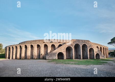 Neapel, Italien - 8. November 2023: Das Amphitheater von Pompeji ist eines der ältesten erhaltenen römischen Amphitheater. Es befindet sich im antiken Pompeji Stockfoto