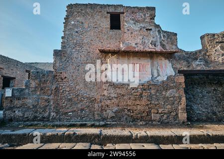 Neapel, Italien - 8. November 2023: Alte lateinische Graffiti an einer Mauer einer der Ruinen von Pompeji Stockfoto