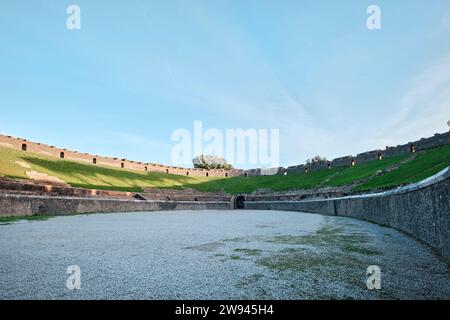 Neapel, Italien - 8. November 2023: Das Amphitheater von Pompeji ist eines der ältesten erhaltenen römischen Amphitheater. Es befindet sich im antiken Pompeji Stockfoto