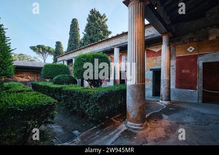 Neapel, Italien - 8. November 2023: Hofgarten in einer typischen römischen Villa des antiken Pompeji Stockfoto