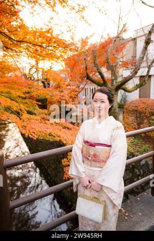 Japanische Kimono-Frauen Porträtfotografie. Ahornblätter färben sich im Herbst auf dem Kyoto Philosopher's Path (Tetsugaku No Michi) rot. Stockfoto