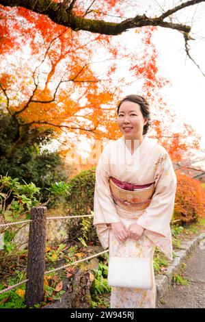 Japanische Kimono-Frauen Porträtfotografie. Ahornblätter färben sich im Herbst auf dem Kyoto Philosopher's Path (Tetsugaku No Michi) rot. Stockfoto