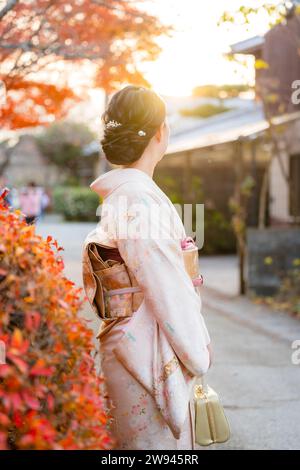 Japanische Kimono-Frauen Porträtfotografie. Ahornblätter färben sich im Herbst auf dem Kyoto Philosopher's Path (Tetsugaku No Michi) rot. Stockfoto