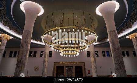 Pearl, Doha, Katar - 12. Dezember 2023 : der neu eröffnete lusail masjid Kronleuchter Stockfoto