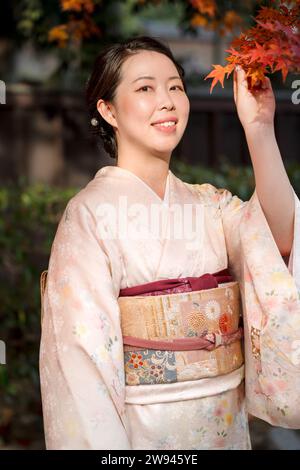 Japanische Kimono-Frauen Porträtfotografie. Kyoto, Japan. Ahornblätter werden im Herbst rot. Herbstlaub. Stockfoto