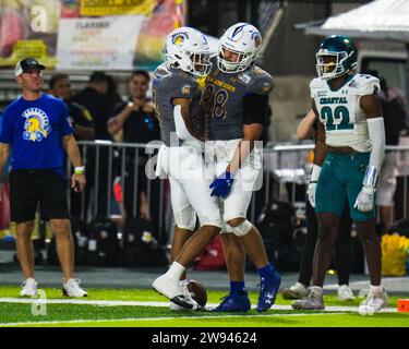 23. Dezember 2023: San Jose State Spartans Tight End Sam Olson #88 feiert im vierten Quartal einen Touchdown mit Charles Ross, dem Großsieger der San Jose State Spartans, im Rahmen des EasyPost Hawaii Bowl-Fußballspiels 2023 zwischen der San Jose St. Spartans und Coastal Carolina Chanticleers im Clarence T.C. Ching Athletic Complex in Honolulu, Hawaii. Glenn Yoza/CSM (Credit Image: © Glenn Yoza/Cal Sport Media) (Credit Image: © Glenn Yoza/Cal Sport Media) Stockfoto