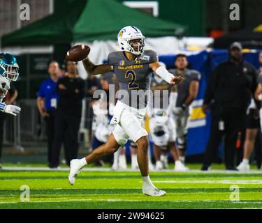 23. Dezember 2023: Der Quarterback der San Jose State Spartans Chevan Cordeiro #2 wirft im vierten Quartal beim EasyPost Hawaii Bowl-Fußballspiel 2023 zwischen der San Jose St. einen Touchdown auf Sam Olson State Spartans mit #88 Spartans und Coastal Carolina Chanticleers im Clarence T.C. Ching Athletic Complex in Honolulu, Hawaii. Glenn Yoza/CSM Stockfoto