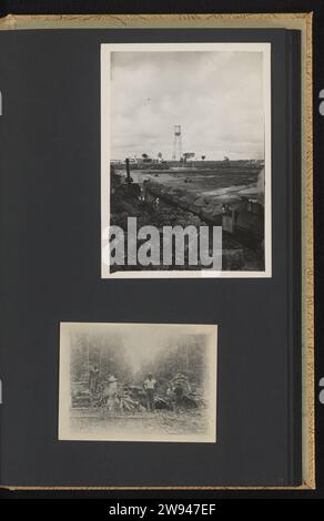 Bauxit-Extraktion in Moengo und Fahrt durch den Dschungel, Fotoalbum Magazin 1927–1931 mit zwei Fotos. Über dem Transport durch Zug mit Autos mit Erz bei der Bauxitgewinnung in Moengo. Unter einer Gruppe von Männern, die auf einem Auto posieren, auf einer Straße durch den Wald, die von einem umgestürzten Baum blockiert wurde. Teil des Albums der Familie Guilonard über die Bauxitgewinnung in Moengo und Albina in Suriname in den Jahren 1929–1930. Fotografische Unterstützung von Suriname. Papiergelatine Silberdruck Tagebau; Streifenbergbau. Dschungel Suriname. Albina. Moengo Stockfoto