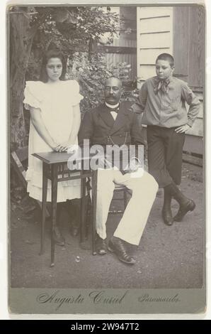 Jacob Evert Wesenhagen mit Tochter Frida und Sohn Wilhelm, 1905 Kabinettfoto Jacob Evert Wesenhagen mit Tochter Frida und Sohn Wilhelm. Vater und Kinder posieren im Garten mit der Fotografin Augusta Curiel, Paramaribo. Teil einer Gruppe von Objekten aus der Familie Wesenhagen in Suriname. Fotografische Unterstützung von Paramaribo. Pappe Surinam Stockfoto