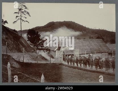 Camp Takengon, 1910 - 1913 fotografieren Soldaten, die vor dem Tor des Biwaks Takengon posieren. Gepacktes Foto in einem Album mit 87 Fotos über den Bau des Gajoweges auf Noord-Sumatra zwischen Bireuen und Takinguen zwischen 1903 und 1914. Noord-sumatra fotografische Unterstützung Gajoweg Stockfoto