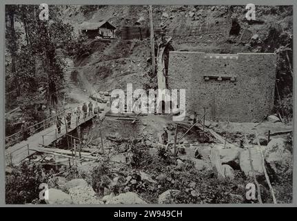 Bau der Brücke über die Aroel Timbang Gadja, 1903 - 1913 Foto Bau der Brücke über die Aroel Timbang Gadja. Geklemmtes Foto in einem Album mit 107 Fotos über den Bau des Gajoweges auf Nord-Sumatra zwischen Bireuen und Takinguen zwischen 1903 und 1914. Noord-sumatra fotografische Unterstützung Gajoweg Stockfoto