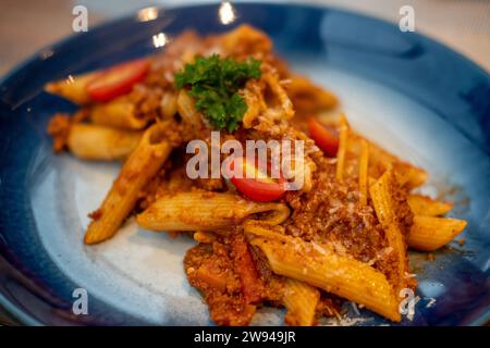 Macaroni Bolognese, eine Fleischsoße in italienischer Küche. Serviert auf Teller Stockfoto