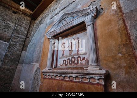 Neapel, Italien - 8. November 2023: Fresken und Wandmalereien im Haus der Vettii oder Casa dei Vettii oder Domus Vettiorum in Pompeji Stockfoto