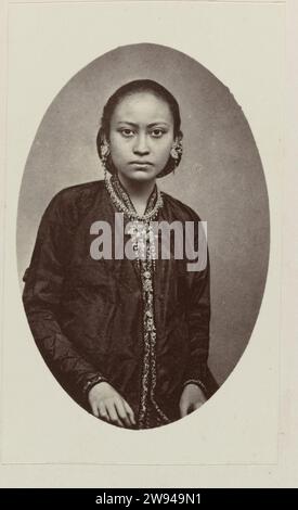 Echtgenote Ratoe van Pako Boewono IX, Niederländisch Van Surakarta, 1868 - 1872 Foto-Studio-Porträt der Frau Ratoe von Pakoe Boewono IX, Susuhunan van Surakarta. Ovaler Ausschnitt aus einem größeren Hochformat. Das Foto wurde im Fotoalbum mit dem Titel Faces of Java aufgeklebt. Batavia Photographic Support Albumen Print Java. Batavia. Surakarta Stockfoto