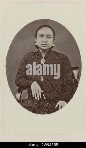 Echtgenote Ratoe van Pako Boewono IX, Niederländisch Van Surakarta, 1868 - 1872 Foto-Studio-Porträt der Frau Ratoe von Pakoe Boewono IX, Susuhunan van Surakarta. Ovaler Ausschnitt aus einem größeren Hochformat. Das Foto wurde im Fotoalbum mit dem Titel Faces of Java aufgeklebt. Batavia Photographic Support Albumen Print Java. Batavia. Surakarta Stockfoto