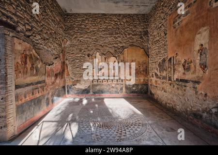 Neapel, Italien - 8. November 2023: Blick vom Innenhof auf das Haus der Goldenen Kuppiden. Der Name wurde nach den mit Cupiden geätzten Glasscheiben benannt Stockfoto