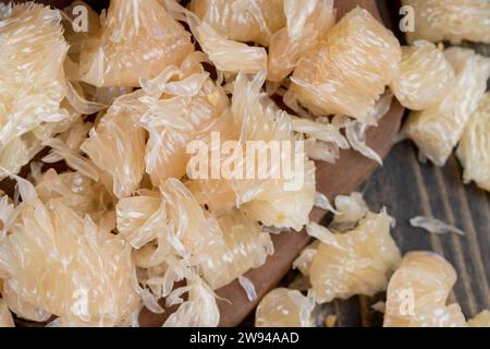 Frisch geschälter rosa Pomelo auf dem Tisch, süßer frischer Zitruspomelo auf dem Küchentisch Stockfoto
