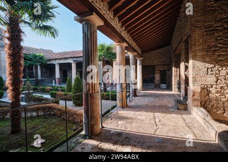 Neapel, Italien, 2023: Blick vom Innenhof auf das Haus der Goldenen Kuppiden. Der Name wurde nach den mit Cupiden geätzten Glasscheiben benannt Stockfoto