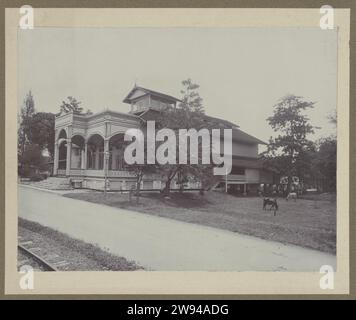Aceh Drukkerij, 1900 - 1914 Foto von der Seite des Aceh Drukkerij in Banda Aceh. Das Gebäude vor dem Namen der Druckerei ist auf der Fassade gemalt, so dass möglicherweise kurz vor oder nach der Übernahme, ca. 1900-1914. Neben dem Gebäude weiden Kühe, eine Straße und eine Schiene oder Straßenbahn vor dem Gebäude. Foto auf Karton geklebt. Teil einer Gruppe von neun Fotos über den Aceh-Drucker. Banda Atjeh fotografische Unterstützung. Pappe Niederländisch-Indien, die. Banda Atjeh Stockfoto