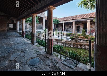 Neapel, Italien - 8. November 2023: Blick vom Innenhof auf das Haus der Goldenen Kuppiden. Der Name wurde nach den mit Cupiden geätzten Glasscheiben benannt Stockfoto