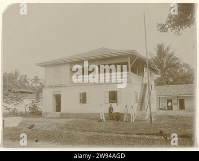 Drukkerij van de Deli Courant in Tandjong Pura, 1898 Foto Blick auf die Druckerei des Deli Courant in Tandjong Pura, einige stehende Männer posieren vor dem Gebäude. Teil einer Gruppe von 8 Fotos vom September 1898 innerhalb der Gruppe von 49 losen Schwarzweißfotos unterschiedlicher Formate über den Verlag und die Druckerei der Zeitung Deli Courant in Medan in der Zeit von 1885 bis 1947. Während die Fotografie Niederländisch-Indien unterstützt, die. Medan Stockfoto