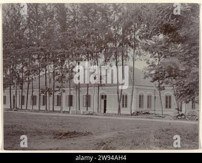 Drukkerij van de Deli Courant in Medan, 1898 fotografischer Blick auf das neue Gebäude der Druckerei des Deli Courant in Medan. Teil einer Gruppe von 8 Fotos vom September 1898 innerhalb der Gruppe von 49 losen Schwarzweißfotos unterschiedlicher Formate über den Verlag und die Druckerei der Zeitung Deli Courant in Medan in der Zeit von 1885 bis 1947. Während die Fotografie Niederländisch-Indien unterstützt, die. Medan Stockfoto