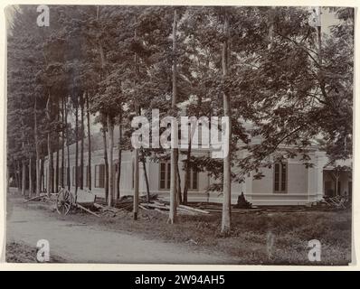 Drukkerij van de Deli Courant in Medan, 1898 Foto-Ansicht des neuen Gebäudes für die Druckerei des Deli Courant in Medan. Teil einer Gruppe von 8 Fotos vom September 1898 innerhalb der Gruppe von 49 losen Schwarzweißfotos unterschiedlicher Formate über den Verlag und die Druckerei der Zeitung Deli Courant in Medan in der Zeit von 1885 bis 1947. Während die Fotografie Niederländisch-Indien unterstützt, die. Medan Stockfoto