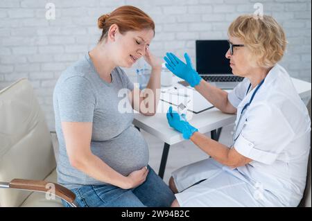 Eine schwangere Frau weint während eines Arztbesuchs. Schwangerschaftsdiabetes. Stockfoto