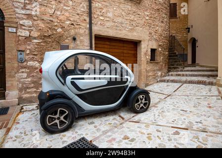 Ein kleines Auto parkt in einer engen italienischen Straße Stockfoto