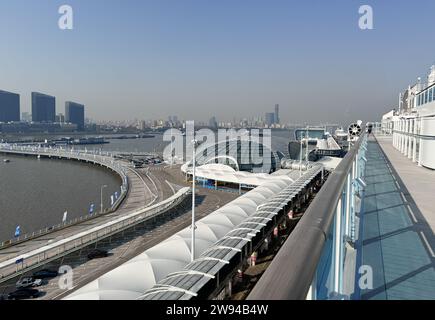 (231224) -- SHANGHAI, 24. Dezember 2023 (Xinhua) -- dieses am 24. Dezember 2023 aufgenommene Foto zeigt eine Außenansicht des Kreuzfahrtschiffs 'Adora Magic City', das am Shanghai Wusongkou International Cruise Terminal im ostchinesischen Shanghai angedockt ist. Chinas erstes im Inland gebautes großes Kreuzfahrtschiff, die „Adora Magic City“, startete am Sonntag von einem Hafen in Shanghai und begann seinen Probebetrieb. Mit geladenen Gästen und fast 1.300 Besatzungsmitgliedern aus der ganzen Welt startete das Schiff nach Mittag am Sonntag vom Shanghai Wusongkou International Cruise Terminal aus und wird voraussichtlich zum Terminal zurückkehren Stockfoto