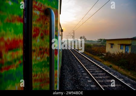 Eisenbahnstrecken und Gleise und die Tür eines fahrenden Zuges. Der Griff einer Zugtür. Stockfoto