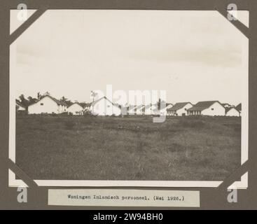 Häuser für javanische Mitarbeiter, 1926 Fotografieren Sie die Häuser für die javanischen Mitarbeiter der Fabrik, Mai 1926. Teil des Fotoalbums mit Fotos vom Bau der Zuckerfabrik in Goenoengsari auf Ost-Java von Handels Vereniging Amsterdam 1926-1927. East Java fotografische Unterstützung Gelatine Silberdruck East Java Stockfoto