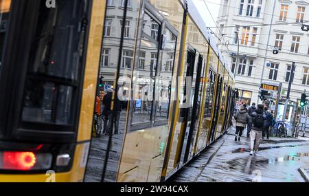 Berlin, Deutschland. Dezember 2023. Eine Straßenbahn an einer Haltestelle in der Rosenthaler Straße. Quelle: Jens Kalaene/dpa/Alamy Live News Stockfoto