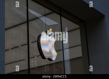 Berlin, Deutschland. Dezember 2023. Das Apple Logo hängt an einem Apple Store. Quelle: Jens Kalaene/dpa/Alamy Live News Stockfoto