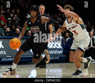 23. Dezember 2023 Moraga, CA U.S.A. Missouri State Guard Alston Mason (1) geht während des NCAA Men's Basketball Spiels zwischen Missouri State Bears und den Saint Mary's Gaels zum Basketball. Missouri State schlug Saint Mary's 69-64 im University Credit Union Pavilion Moraga Calif Thurman James/CSM3 Stockfoto