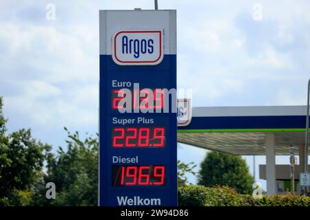 Hohe Benzinpreise von mehr als 2 Euro pro Liter an der Argos Tankstelle in Bleiswijk in den Niederlanden Stockfoto