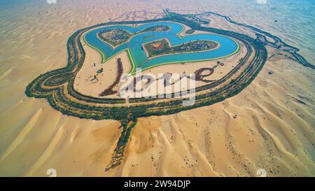 Aus der Vogelperspektive auf Love Lake und Sandwüste in Al Qudra in Dubai Vereinigte Arabische Emirate VAE Stockfoto