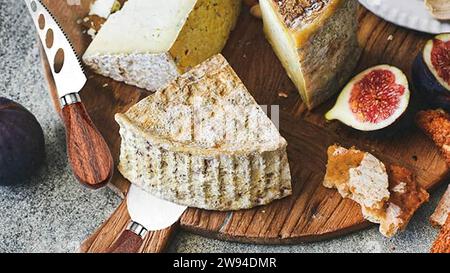 Käseplatte extravagant! Verwöhnen Sie sich mit einer Symphonie von Aromen mit einer wunderschönen Auswahl an Käsesorten. Gourmet-Genuss vom Feinsten. Stockfoto