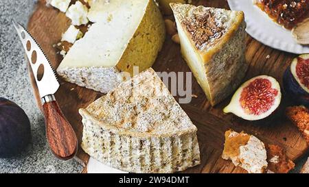 Käseplatte extravagant! Verwöhnen Sie sich mit einer Symphonie von Aromen mit einer wunderschönen Auswahl an Käsesorten. Gourmet-Genuss vom Feinsten. Stockfoto