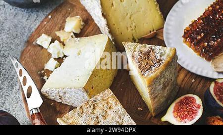 Käseplatte extravagant! Verwöhnen Sie sich mit einer Symphonie von Aromen mit einer wunderschönen Auswahl an Käsesorten. Gourmet-Genuss vom Feinsten. Stockfoto