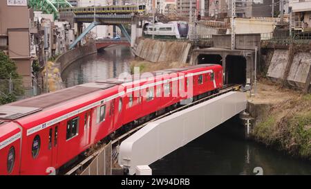 Die berühmte rote U-Bahn Japans Stockfoto