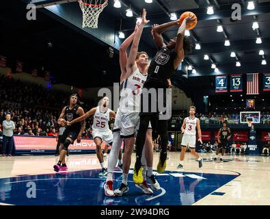 23. Dezember 2023 Moraga, CA USA Missouri State Guard Chance Moore (0) schießt den Ball während des NCAA Men's Basketball Spiels zwischen Missouri State Bears und den Saint Mary's Gaels. Missouri State schlug Saint Mary's 69-64 im University Credit Union Pavilion Moraga Calif Thurman James/CSM Stockfoto