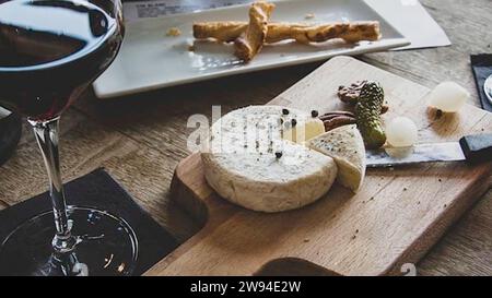 Käseplatte extravagant! Verwöhnen Sie sich mit einer Symphonie von Aromen mit einer wunderschönen Auswahl an Käsesorten. Gourmet-Genuss vom Feinsten. Stockfoto