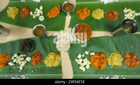 Street Food-Platte auf Bananenblatt in Kuala Lumpur, Malaysia Stockfoto