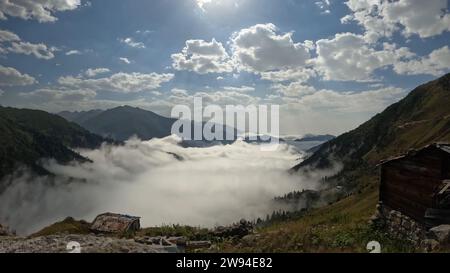 Der majestätische Reiz eines Hochlandgebirges über 2 km auf dem Meeresspiegel, der atemberaubende Bergaufnahmen am frühen Morgen macht Stockfoto