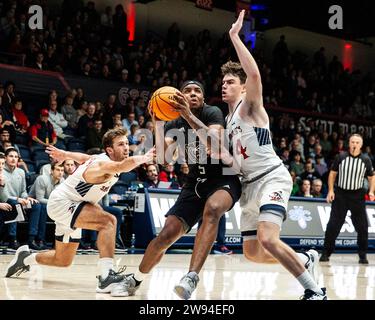 23. Dezember 2023 Moraga, CA U.S.A. Missouri State Guard Donovan Clay (5) geht während des NCAA Men's Basketball Spiels zwischen Missouri State Bears und den Saint Mary's Gaels zum Basketball. Missouri State schlug Saint Mary's 69-64 im University Credit Union Pavilion Moraga Calif Thurman James/CSM Stockfoto