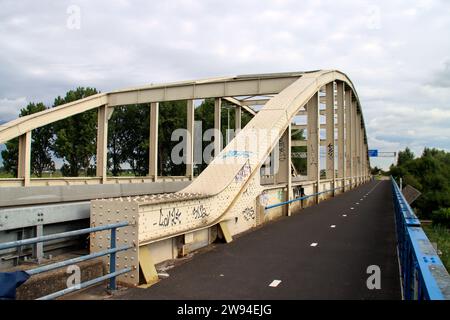 Stahlbrücke in der Autobahn A20 über die Eisenbahn, die bald nach dem Ausbau der Autobahn in den Niederlanden abgerissen wird Stockfoto